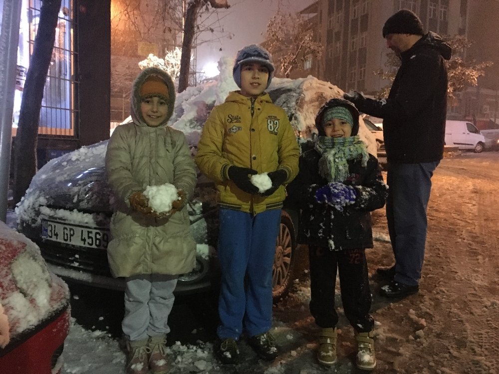 Kar çocukların eğlencesi oldu