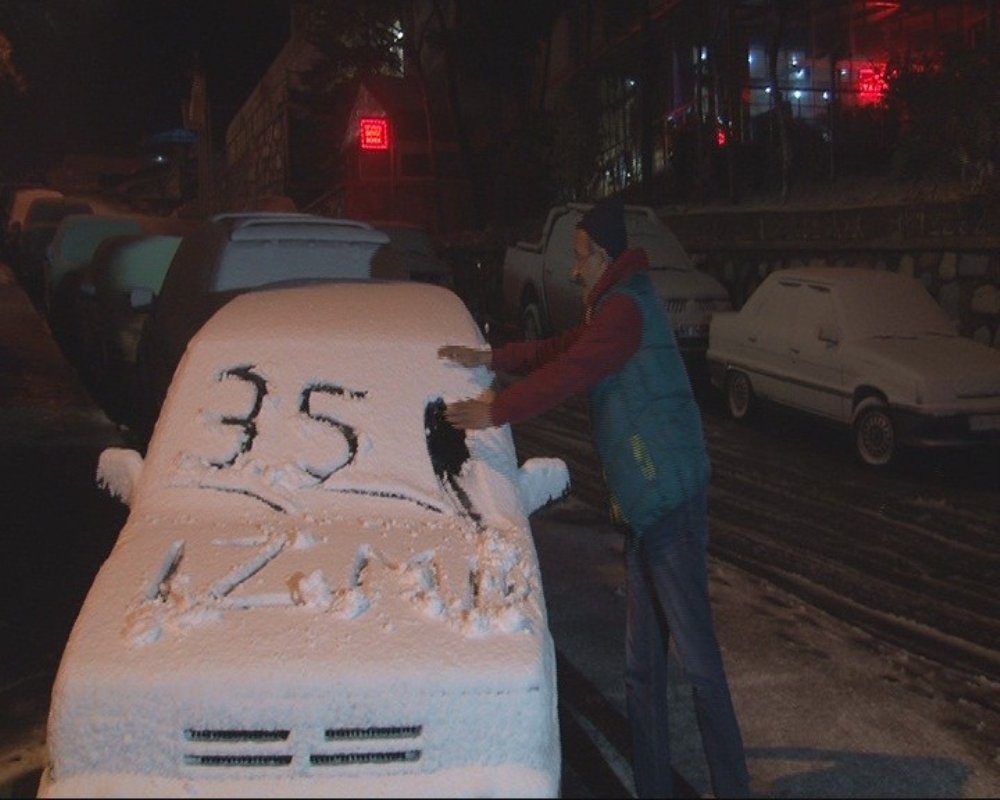 İzmirli vatandaş kar yağışını “ilginç” diye yorumladı