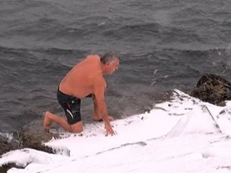 Buz gibi havada denize girdi