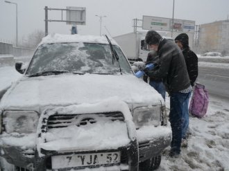 Kar nedeniyle yolda kalan aracını sabah almaya geldi