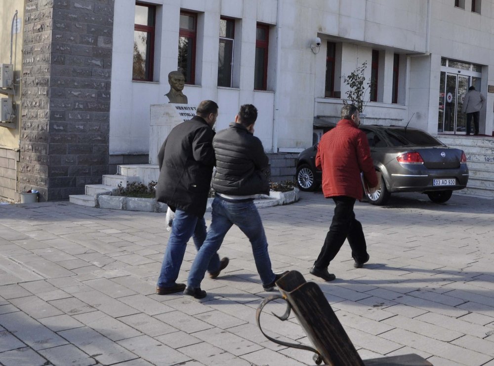 Yüzüne biber gazı sıktığı 80 yaşındaki kadını gasp etti