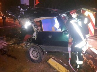 Kamyona çarpan otomobil ikiye bölündü: 1 ölü