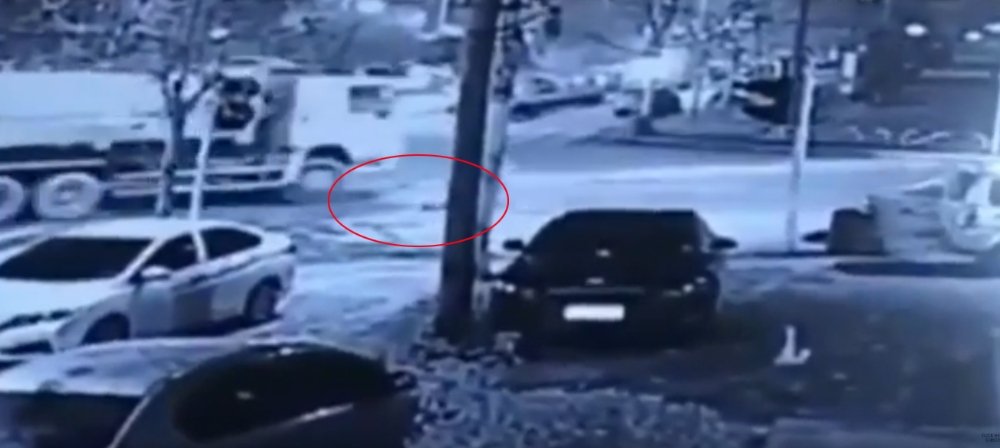 Sınava yetişmek isterken kamyonun altında kaldı