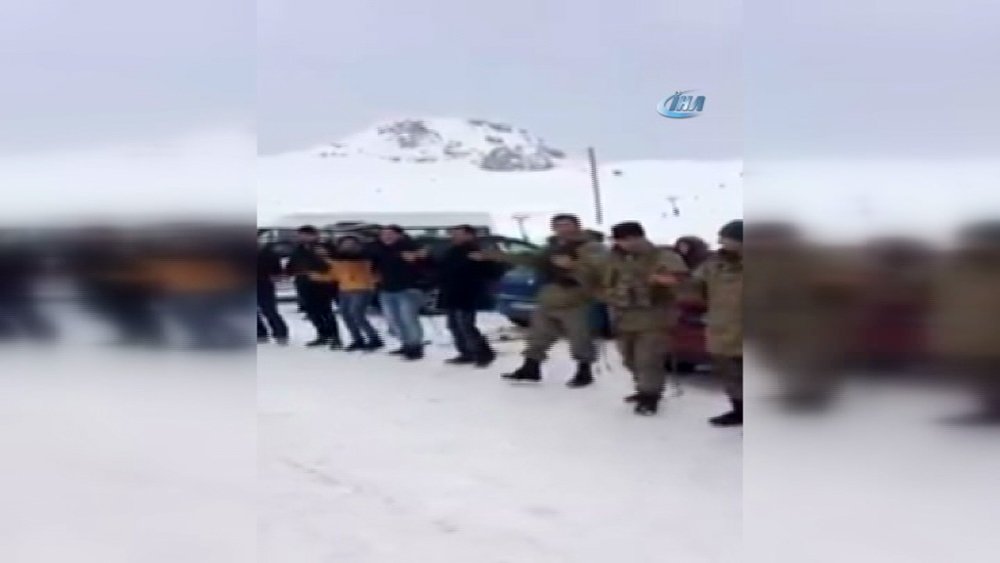 Hakkari’de vatandaş ve asker renkli görüntüleri