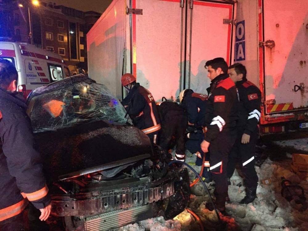 Buzlanan yolda kayan araç, kamyona çarptı