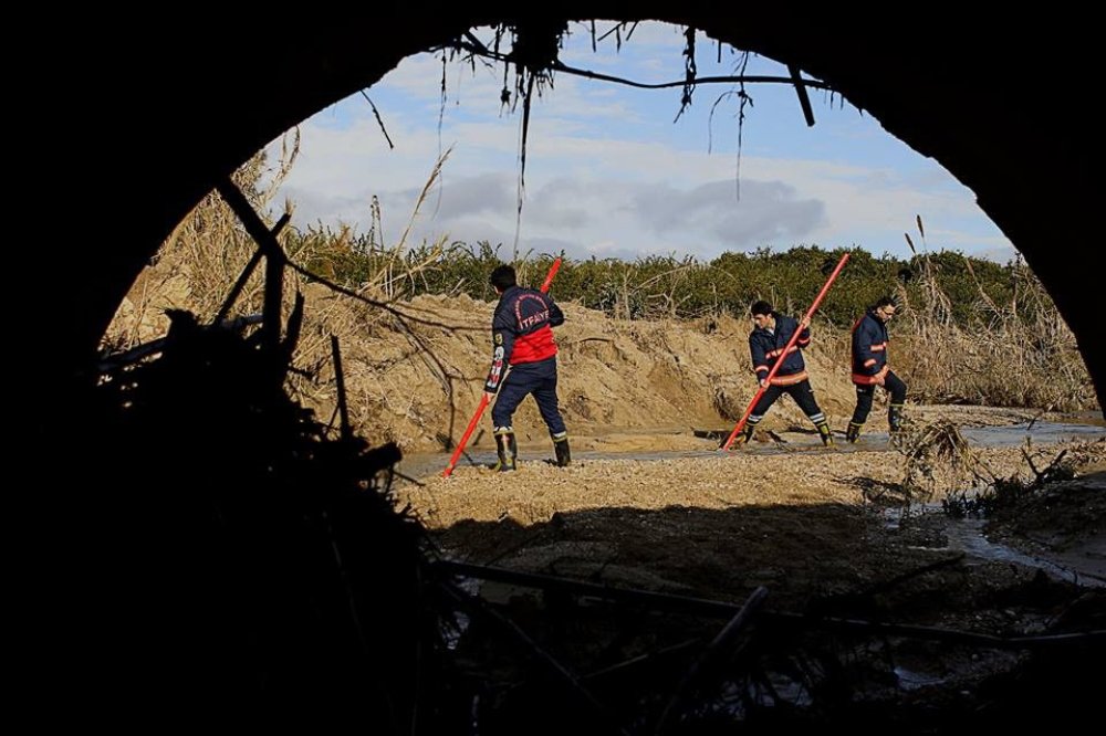 Mersin'de Selde kaybolan 2 kişiyi arama çalışmaları sürüyor