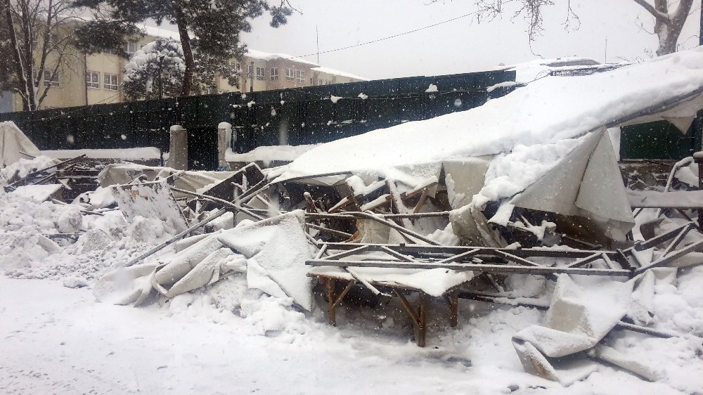Sarıyer’de pazar alanının çatısı çöktü minibüsler altında kaldı