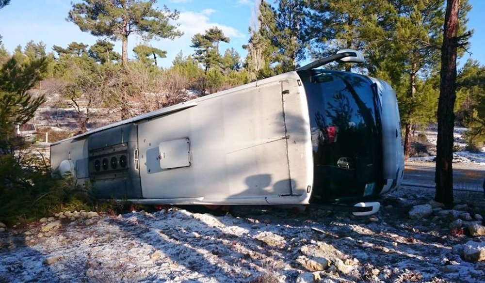 Mersin’de yolcu otobüsü devrildi: 9 yaralı