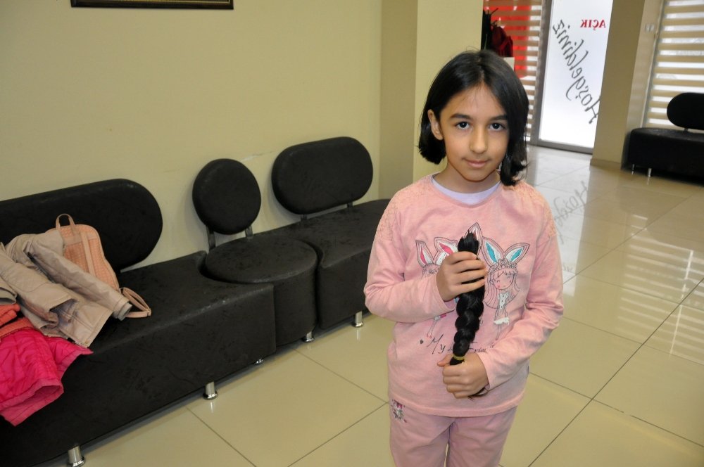 Küçük Raziye Saçlarını kanser hastalarına bağışladı