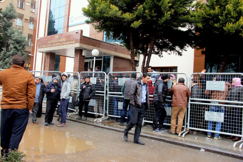 Yüzlerce Suriyeli sığınmacı Gaziantep Göç İdaresine akın etti