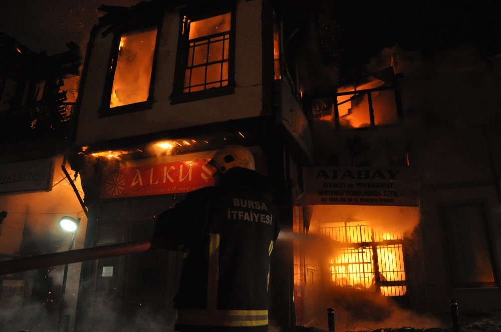 185 yıllık bina küle döndü