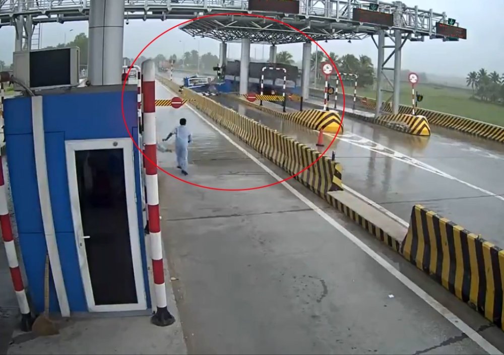 Kontrolü yitirilen TIR gişeye girdi