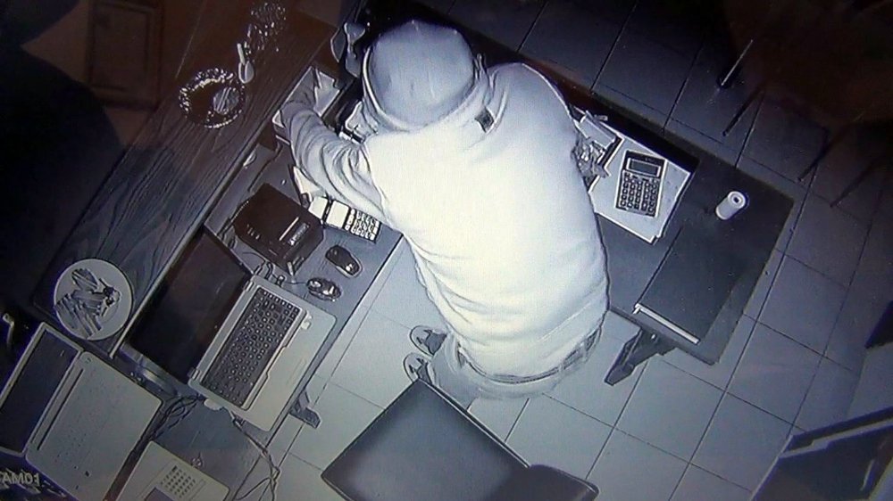Dizüstü bilgisayarı çalan hırsızgüvenlik kamerasına yakalandı