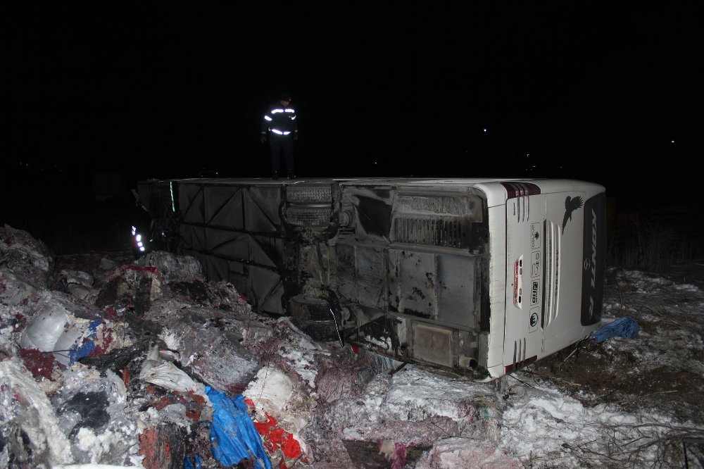 Bilecik'te yolcu otobüsü devrildi: 31 kişi yaralandı