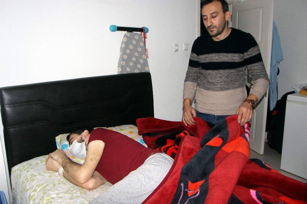 Bir çocuk babası genç adam, çaresiz bir şekilde ölümü bekliyor