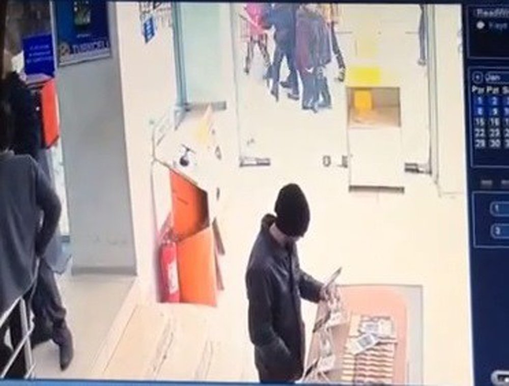 Müşteri gibi gelen akıllı telefon hırsızı kameraya yakalandı