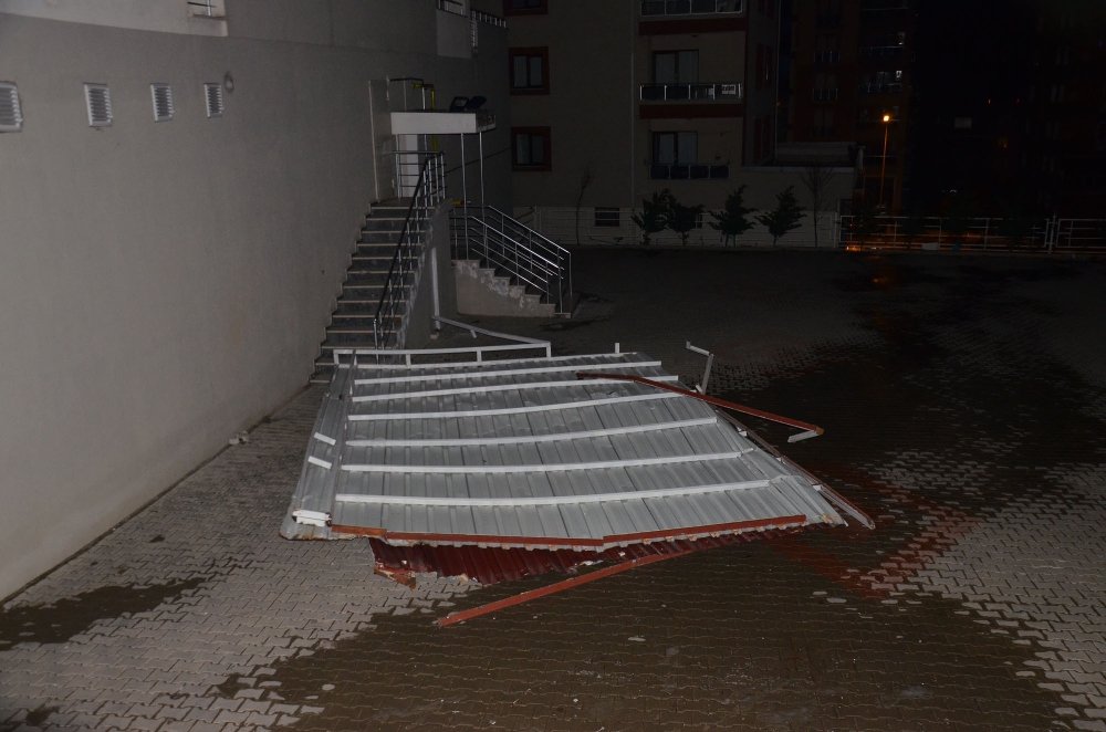 Bursa’da lodos  çatıları uçurdu