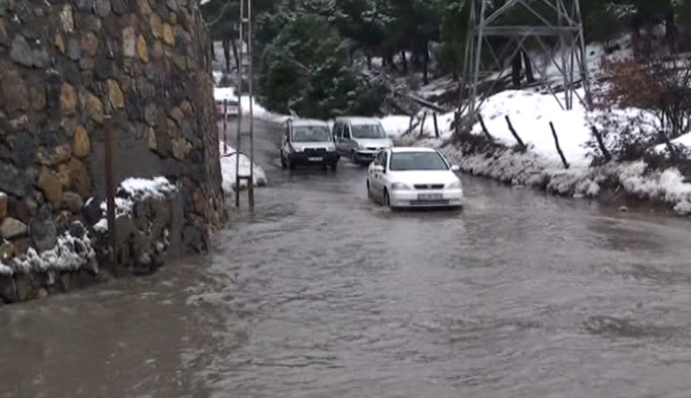 İstanbul'da eriyen kar suları sürücülere zor anla yaşattı