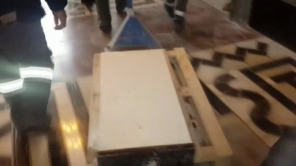 Mecliste yaşanan arbedede kürsü hasar gördü