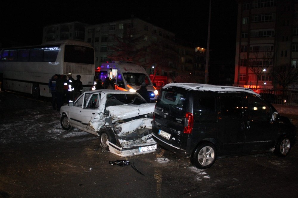 Kontrolden çıkan yolcu otobüsü kaza yaptı