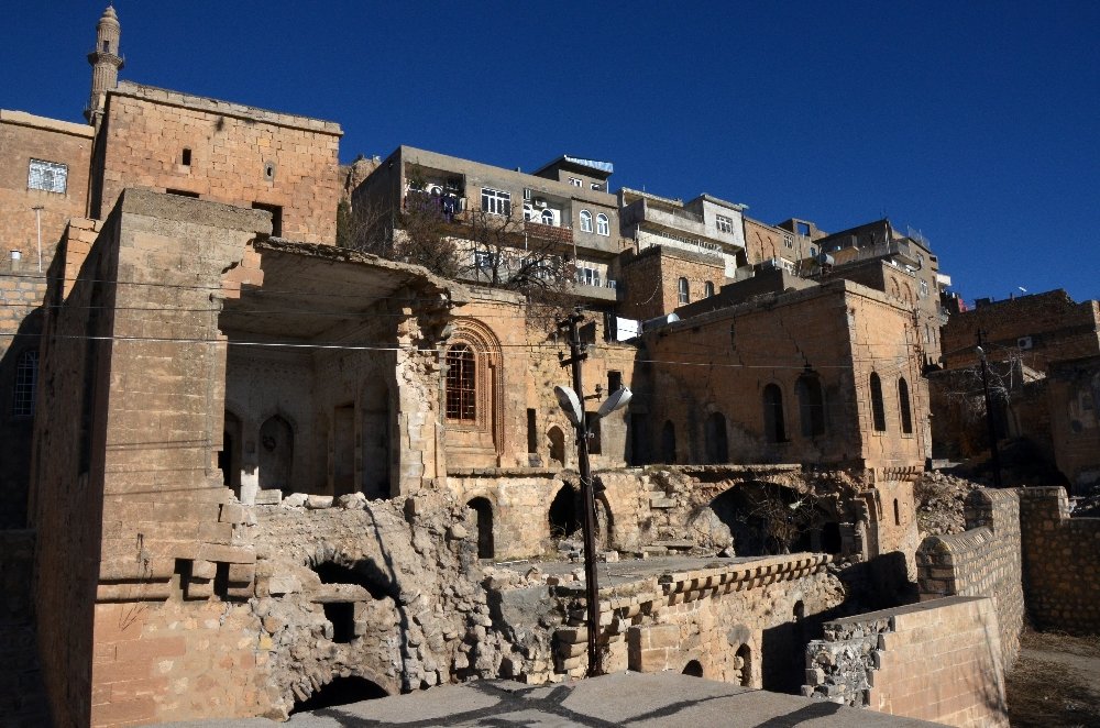 Mardin’de tarihi yerler yıkılıyor
