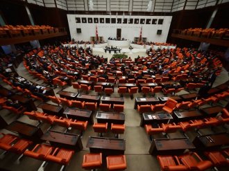 Milletvekilinin sözde Ermeni soykırımı ile ilgili sözleri meclisi karıştırdı