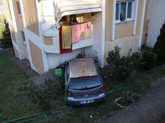 El freni patlayan otomobil apartman girişine uçtu