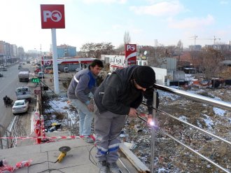 Hırsızlar çalıyor, belediye yeniden yapıyor