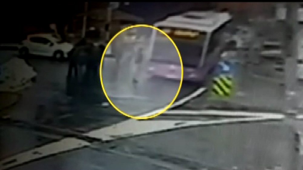 İETT otobüsün haber spikeri Caner Karaer'e çarpTI