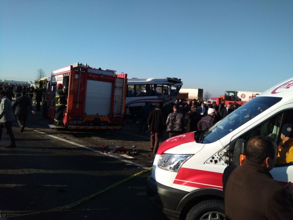 Tır yolcu midibüsüne çarptı: 1 kişi öldü, 7 kişi yaralı