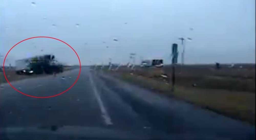 Kontrolden çıkan tır kazaya yol açtı