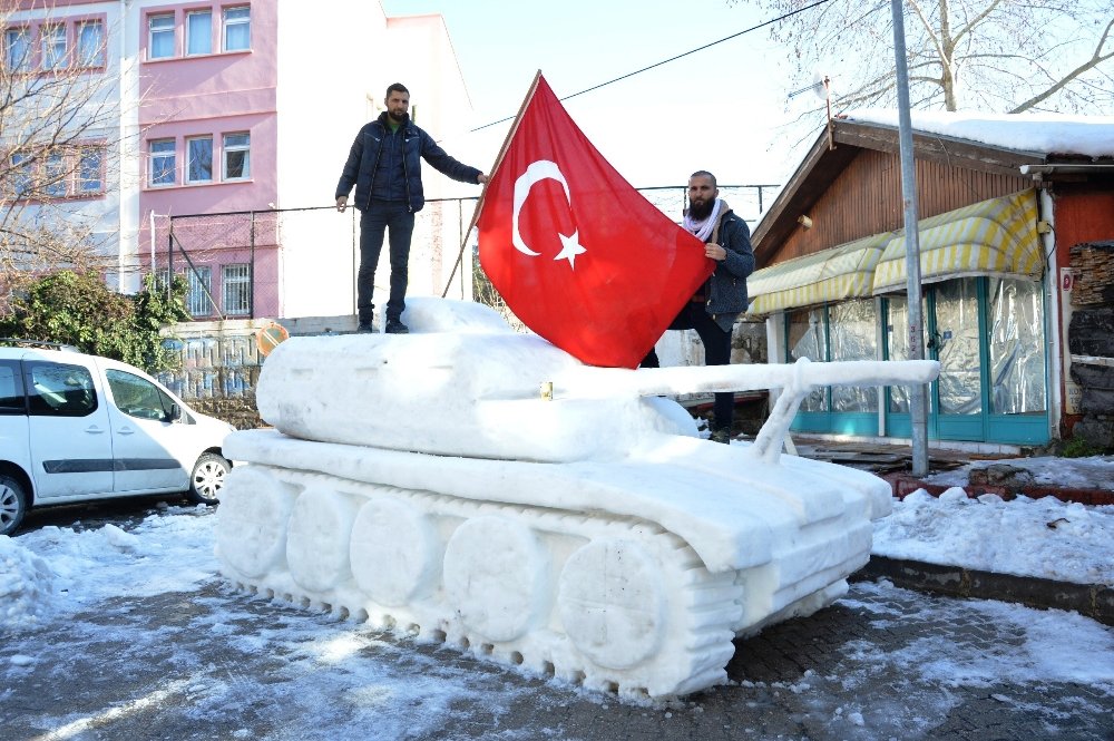 Tokat'ın Niksar ilçesinde  kardan tank yaptılar
