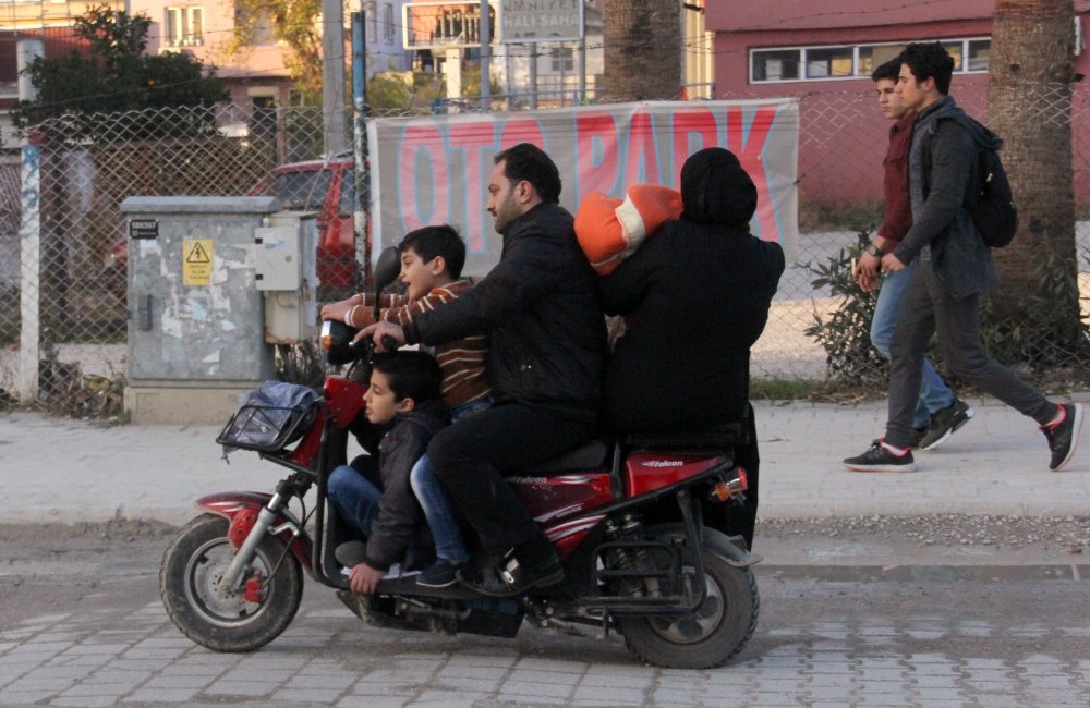 Elektrikli bisiklete 5 kişi binmesi dikkat çekti