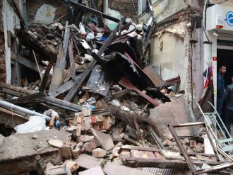 İstanbul Fatih'te bulunan 3 katlı metruk bina çöktü