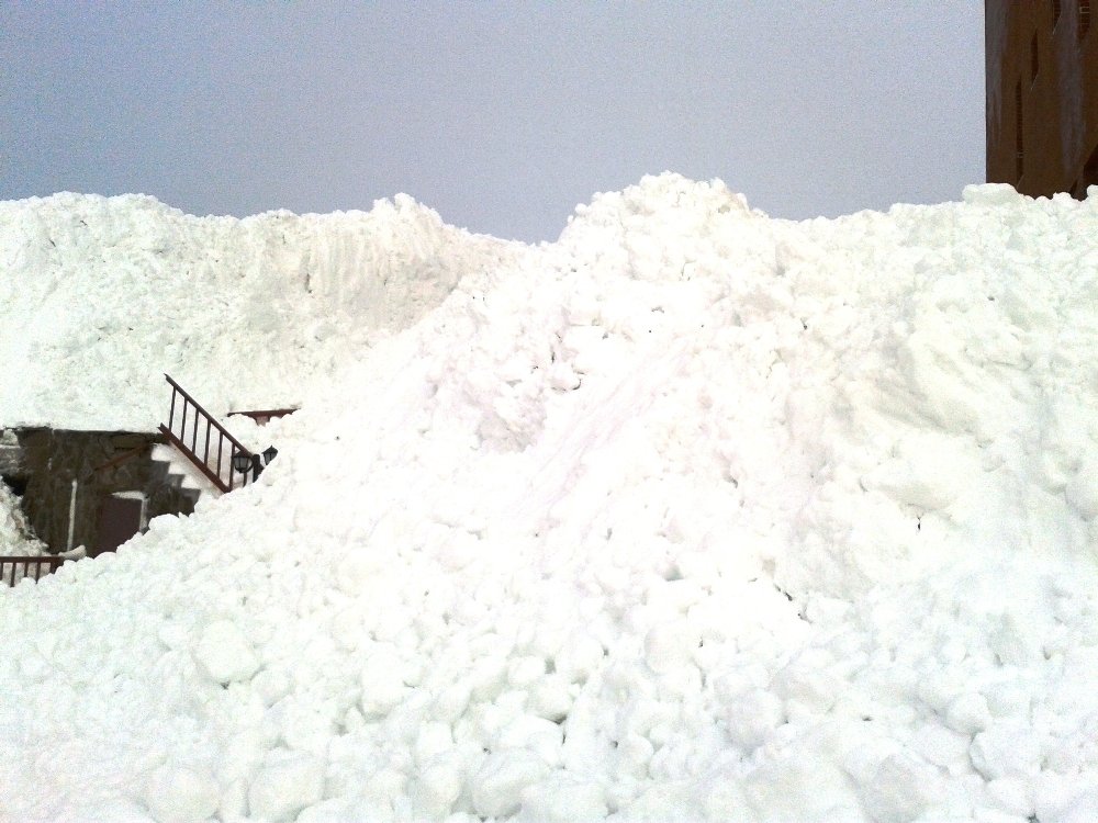 Çığ otelin üzerine düştü 30 kişi öldü