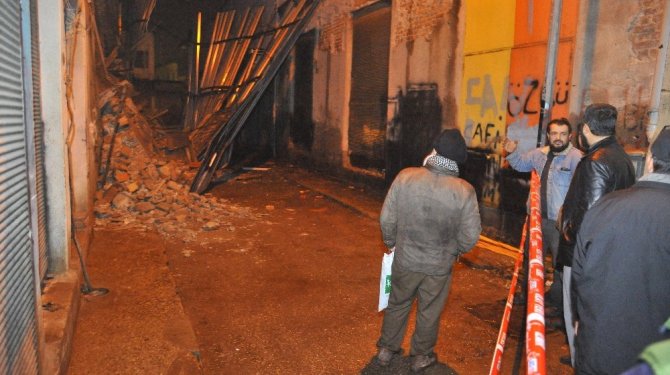 İzmir’de tarihi metruk ev çöktü