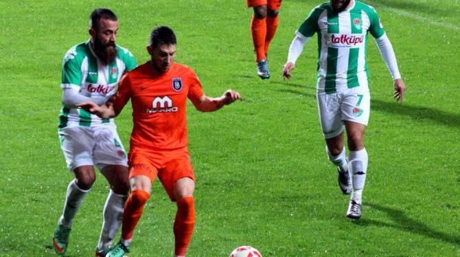 İlk yarı sessiz bitti