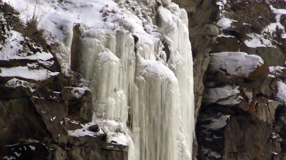Pamukkale travertenlerini andıran görüntüler oluşturdu.