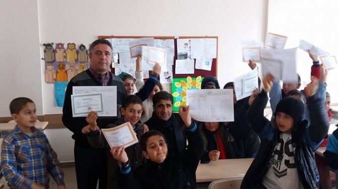 AK Parti İlçe Başkanı Şakalar Karne heyecanına ortak oldu