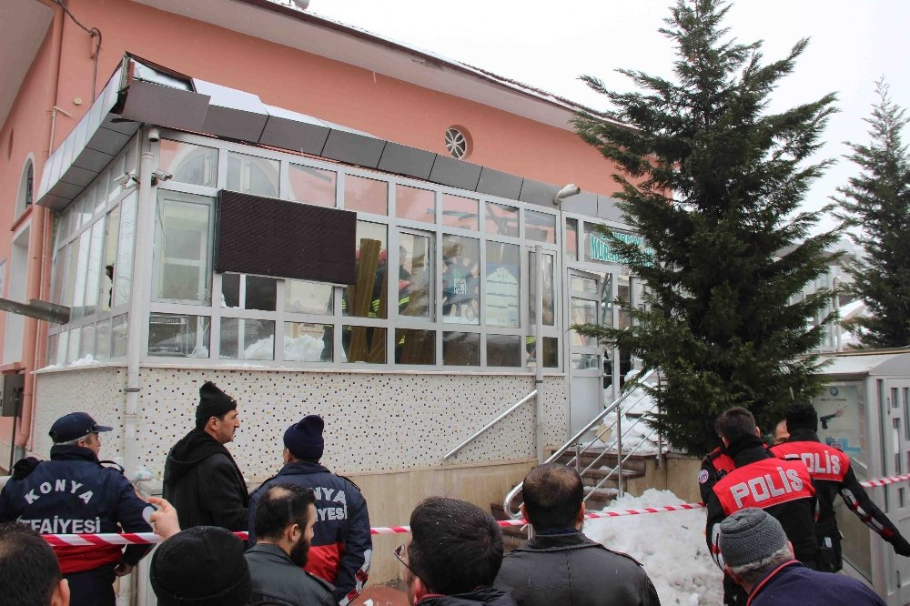 Caminin girişindeki çatı çöktü: 3 kişi hafif yaralandı