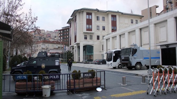 İstanbul AK Parti binası önünde önlemler artırıldı