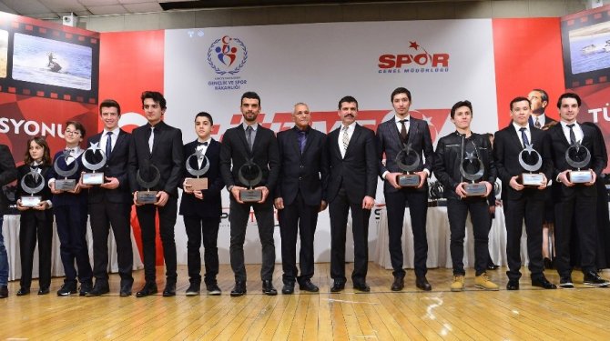 2016 yılında şampiyon olan motosikletçiler ödüllerini aldı