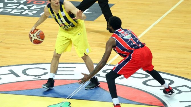 Fenerbahçe, zirvedeki yerini sağlamlaştırdı