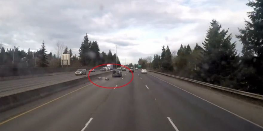 Çarptığı aracın üstünde kaldı