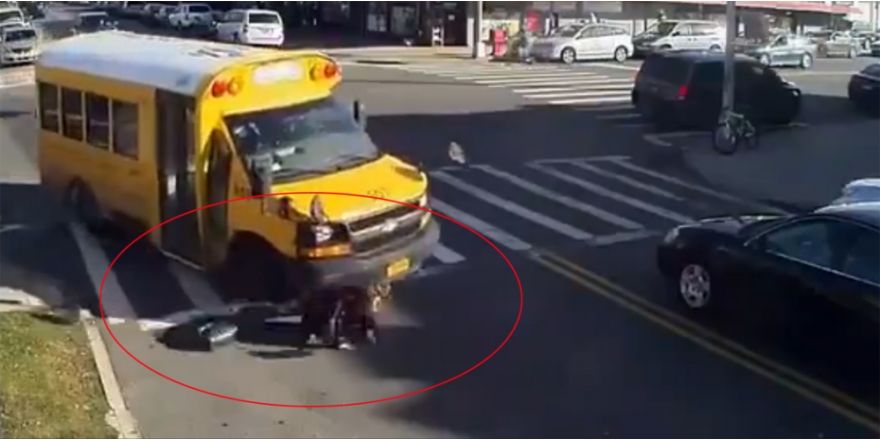 Okul otobüsü yayayı altına aldı