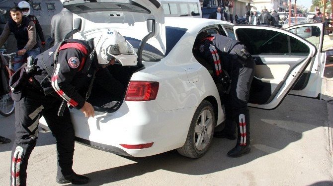 Her pazar korsan gösteri yapılan sokağa polis baskını
