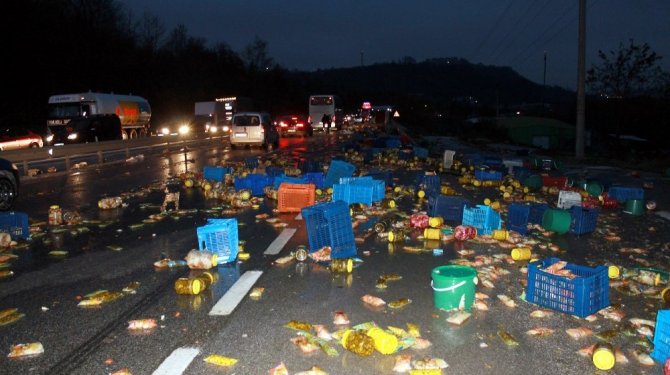 Turşu kamyonu devrildi: Böyle oldu!