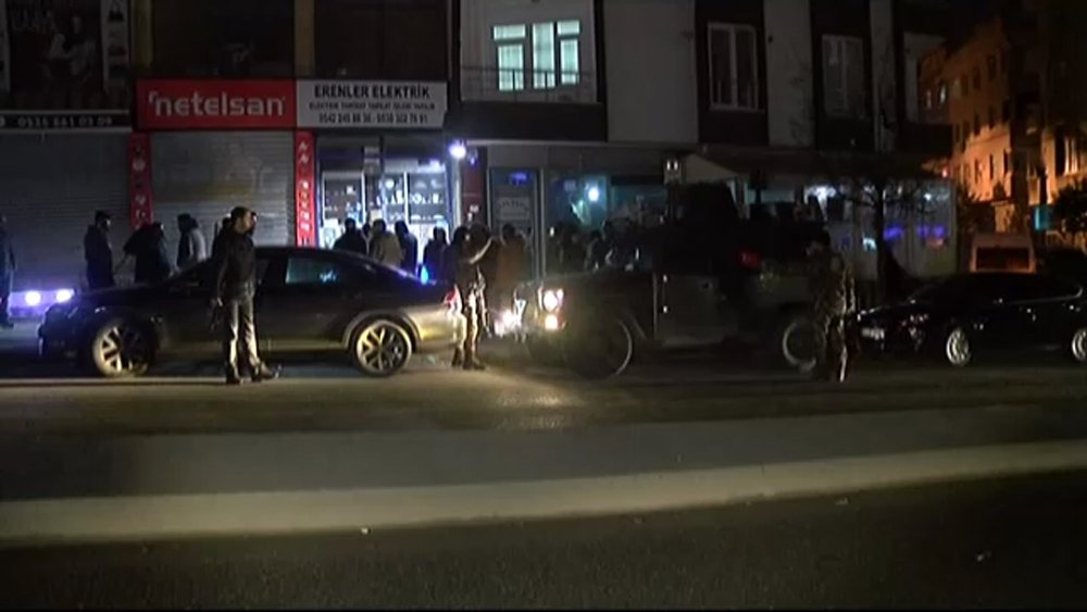 Yan bakma tartışmasında iki kişi öldü