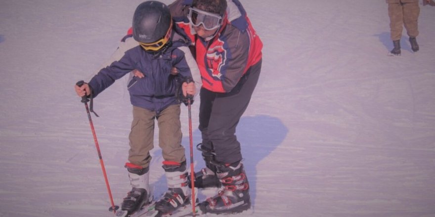 Mehmetçik’ten çocuklara kayak eğitimi