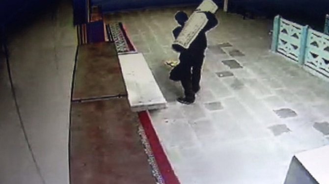 Camiden halı çalan hırsız kameralara yakalandı